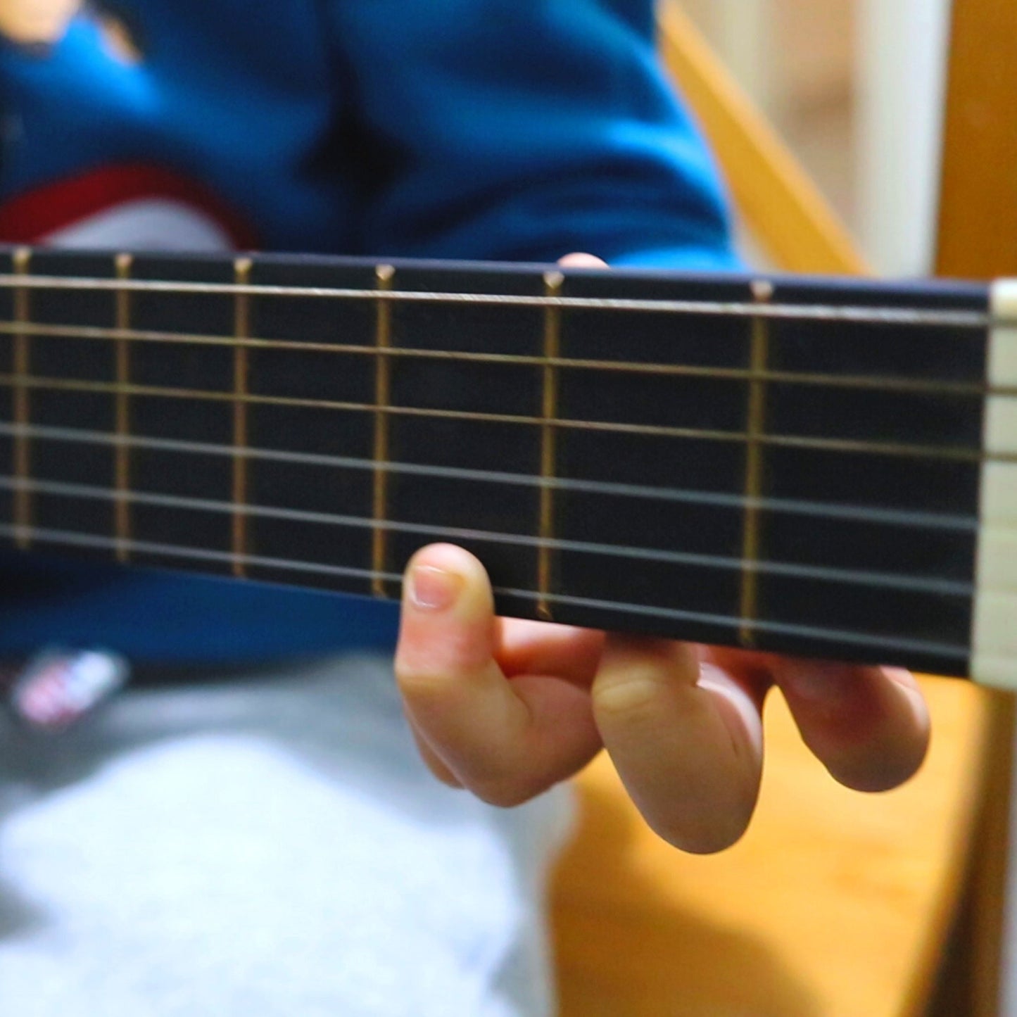 קורס גיטרה לילדים בעברית Curso de guitarra para niños